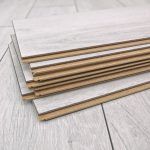 Parchet dublu stratificat de culoare gri, așezat pe podea