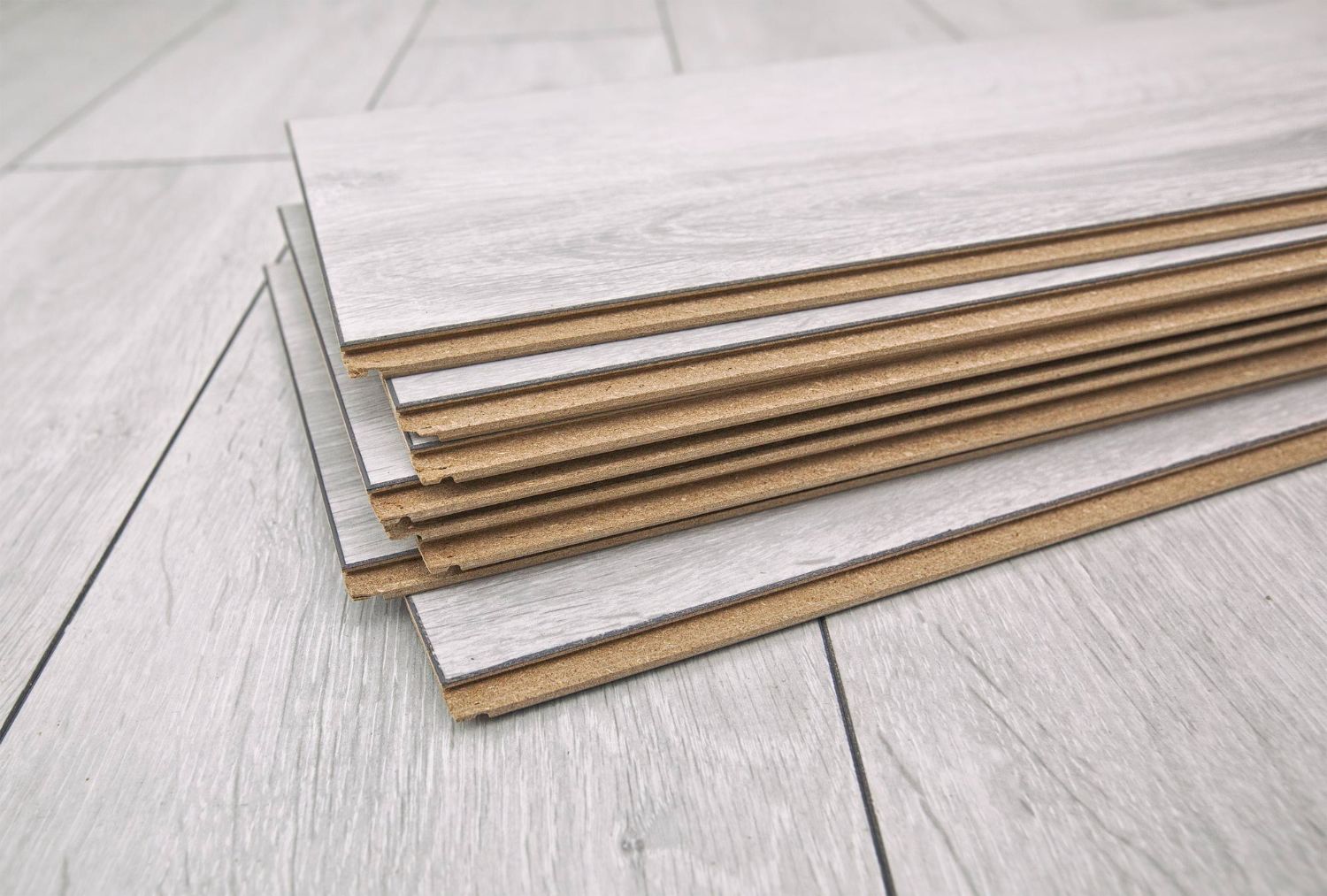 Parchet dublu stratificat de culoare gri, așezat pe podea